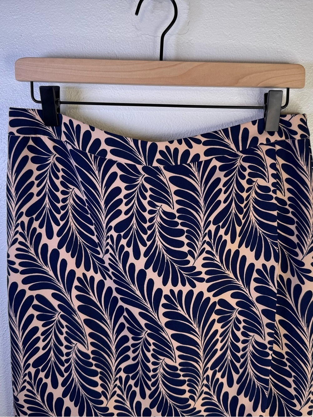 Ann Taylor Women’s Midi Pencil Skirt Faux Wrap Navy & Beige Petal Print Size 8 - Picture 2 of 16